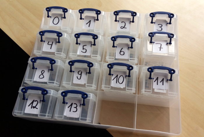 lastikbox mit kleinen nummerierten Schubladen
