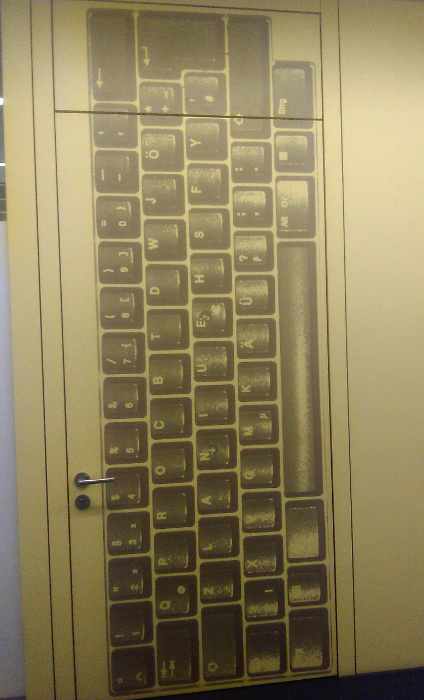 Tür mit Tastaturlayout als Dekoration