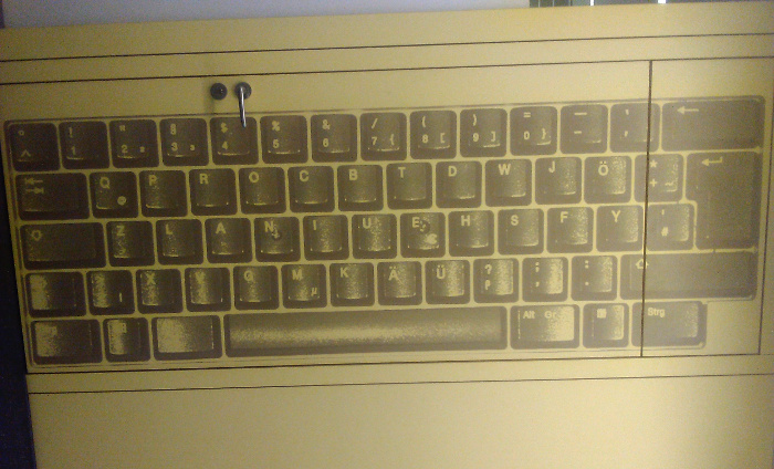 Tür mit Tastaturlayout als Dekoration, Querformat
