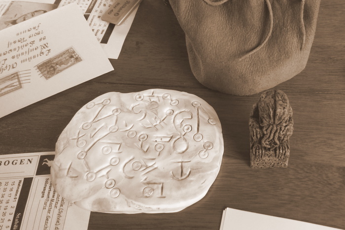 Cthulhufigur und Tontafel