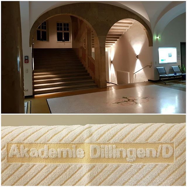 Collage aus Handtuch mit Aufschrift und Gewölbe-Treppenhaus