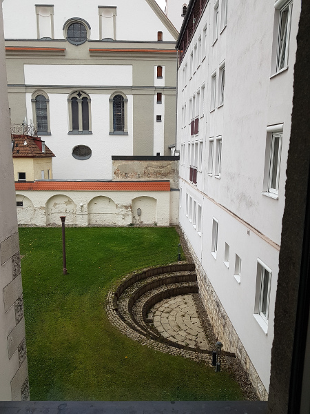 Ausblick auf Innenhof mit Gras