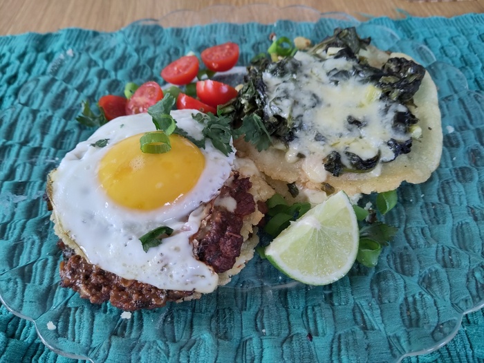 Stacked enchiladas, Punschtorte, spanische Pickle-Spießchen