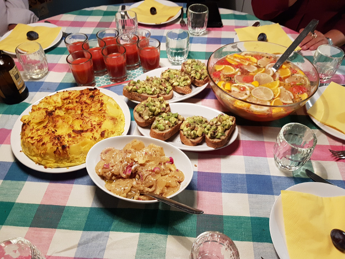 gedeckter Tisch mit kleinen Speisen
