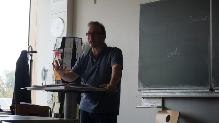 Herr Rau im Unterricht
