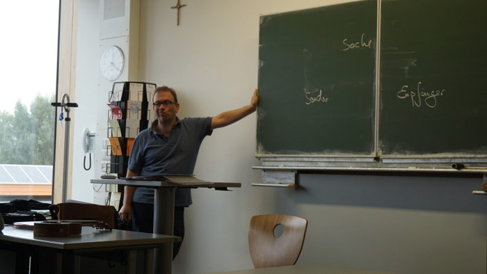Herr Rau im Unterricht