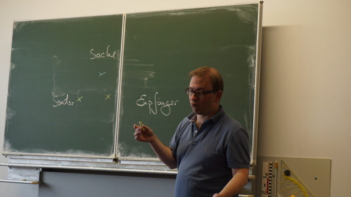 Herr Rau im Unterricht