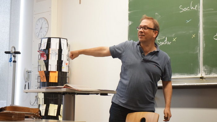Herr Rau im Unterricht