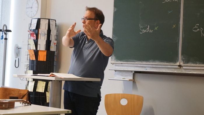 Herr Rau im Unterricht