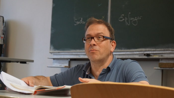 Herr Rau im Unterricht