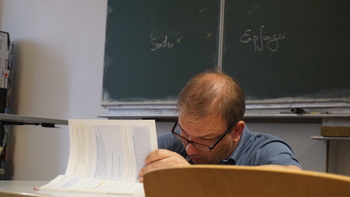 Herr Rau im Unterricht