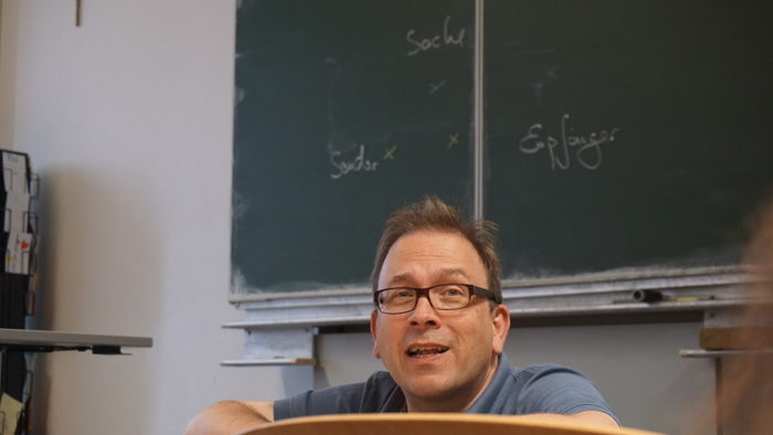 Herr Rau im Unterricht