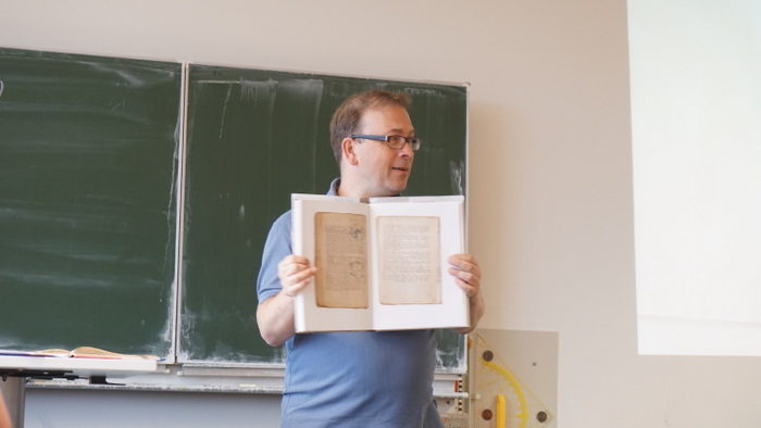 Herr Rau im Unterricht