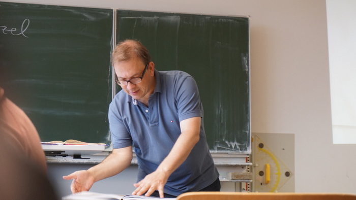 Herr Rau im Unterricht