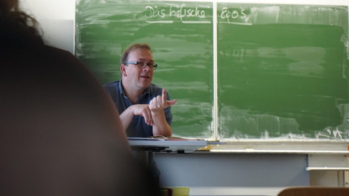 Herr Rau im Unterricht