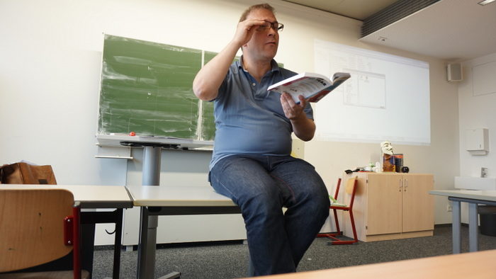 Herr Rau im Unterricht