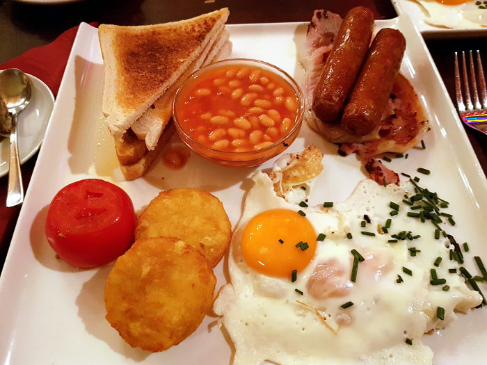 Frühstücksteller mit Eiern und Speck