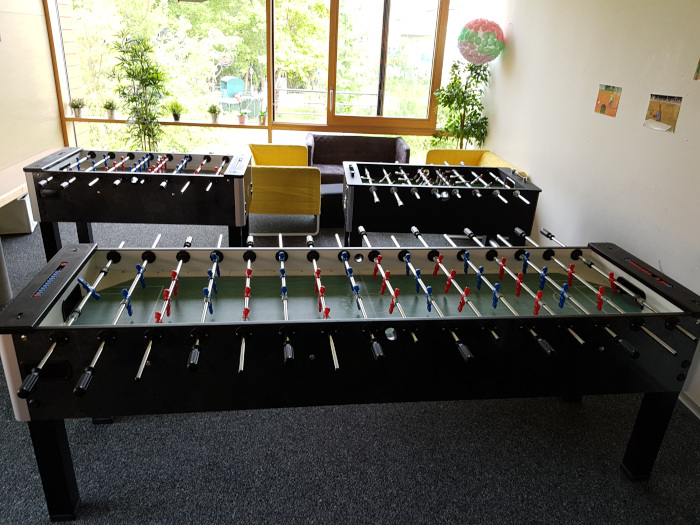 großer Kickertisch