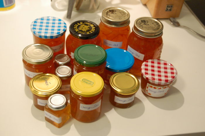 Gläser mit Orangenmarmelade