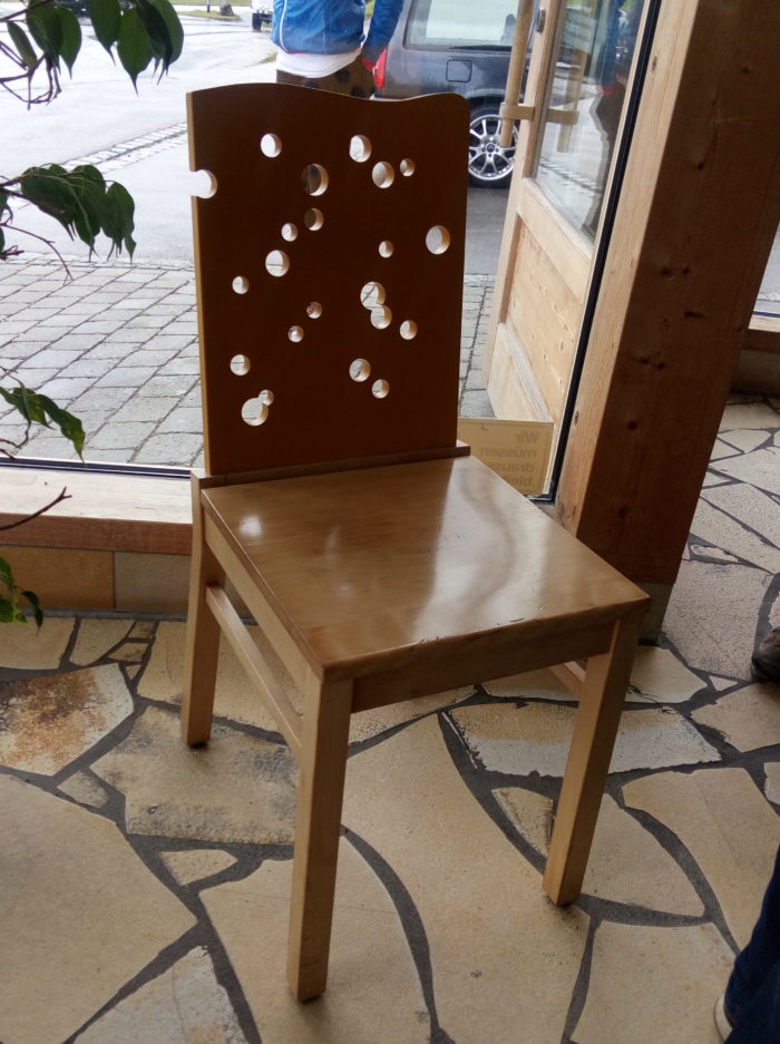 Stuhl im Käselöcherdesign