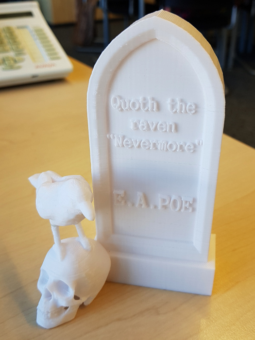 Grabstein aus 3D-Drucker mit Poe-Zitat