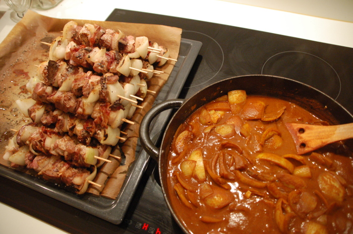 Schaschlikspieße und Soße