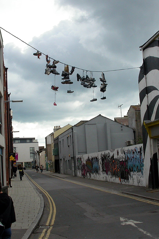 Schuhe über Stromleitungen